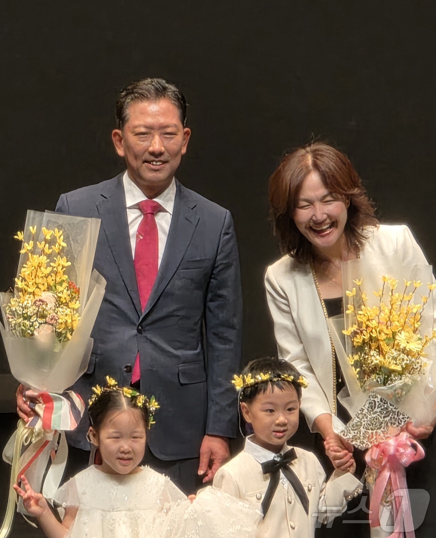 (구미=뉴스1) 정우용 기자 = 김장호 구미시장이 1일 경북 구미시청에서 열린 취임식에서 쌍둥이 어린이로부터 취임 축하 꽃다발을 받고 있다. 2026.7.1/뉴스1