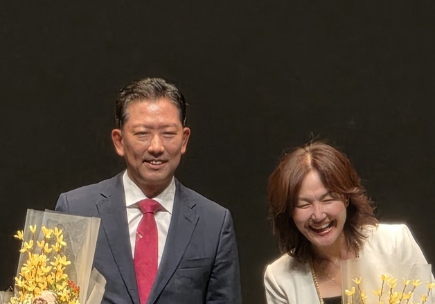 쌍둥이 어린이에게 취임축하 꽃다발 받는 김장호 구미시장