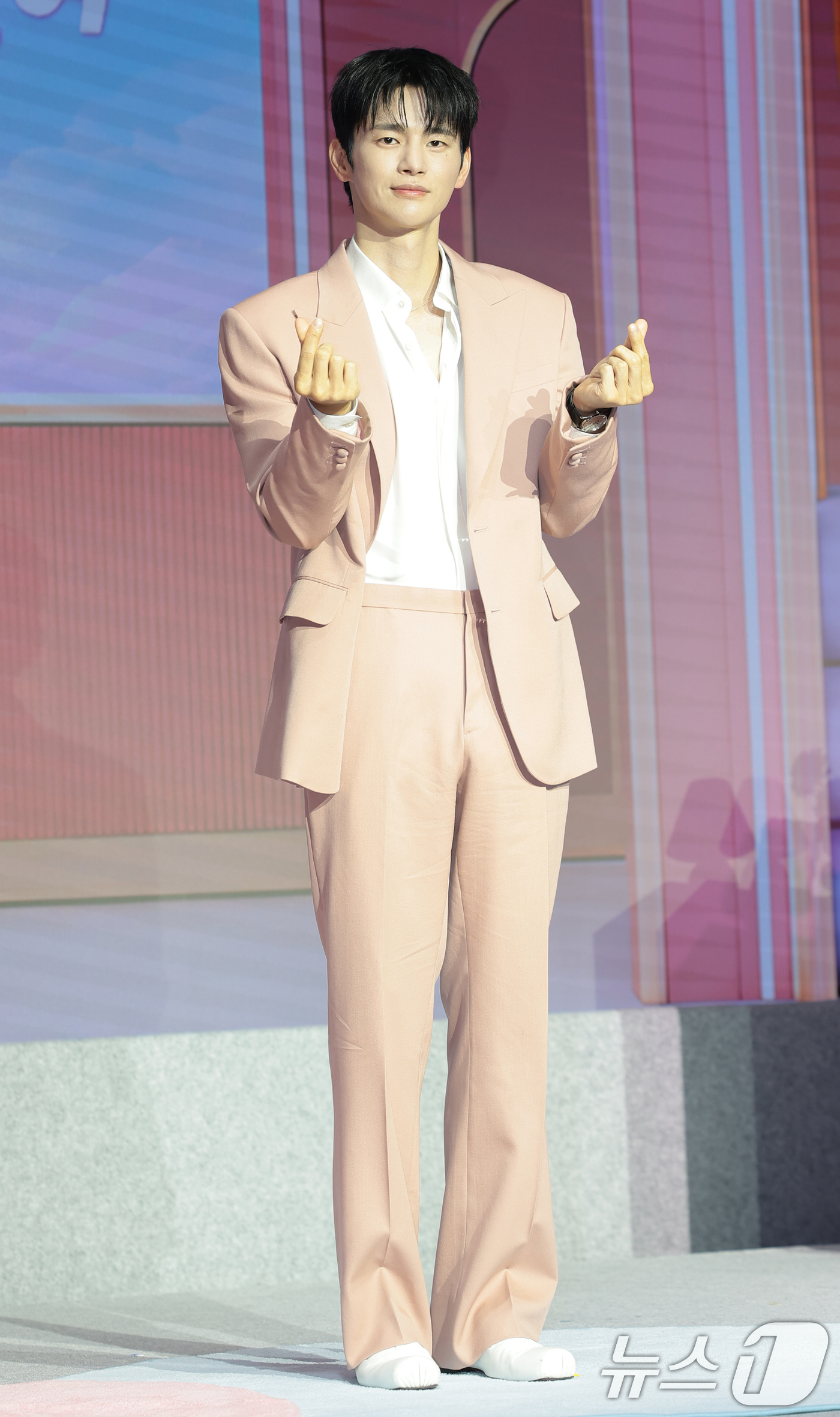 (서울=뉴스1) 권현진 기자 = 배우 서인국이 1일 서울 마포구 호텔 나루 서울 엠갤러리에서 열린 넷플릭스 예능 ‘모태솔로지만 연애는 하고 싶어’ 시즌2 제작발표회에서 포즈를 취하 …