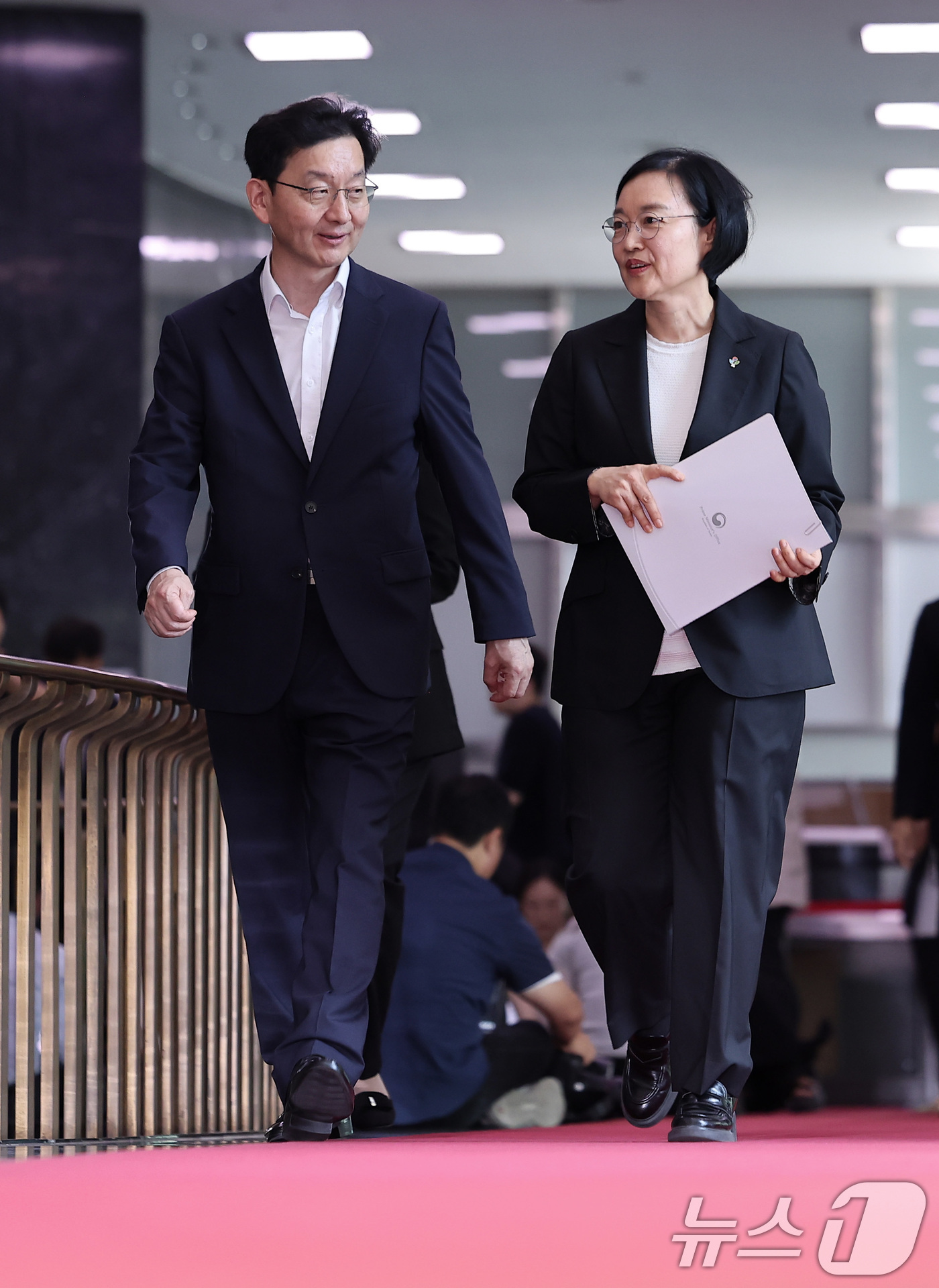 (서울=뉴스1) 김성진 기자 = 한성숙 신임 국무총리가 1일 서울 종로구 정부서울청사에 첫 등청해 도어스테핑을 마친 후 집무실로 향하며 윤창렬 국무조정실장과 대화하고 있다. 202 …