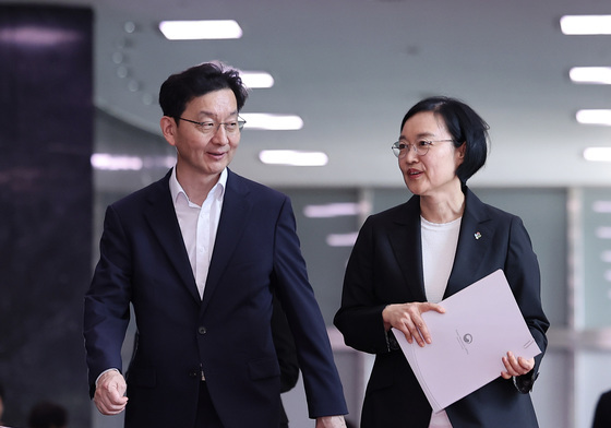 집무실 향하는 한성숙 신임 총리