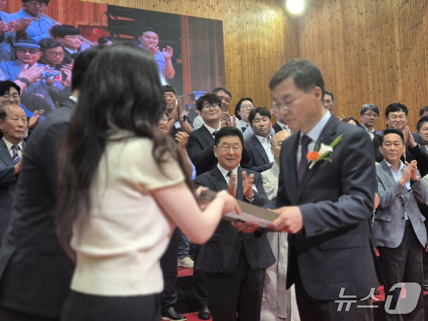 본문 이미지 - 김중남 강원 강릉시장이 1일 오전 주문진실내체육관에서 열린 민선 9기 시장 취임식에서 시민대표 71인이 수여한 임명장을 받아들고 있다. 2026.7.1/뉴스1 윤왕근 기자