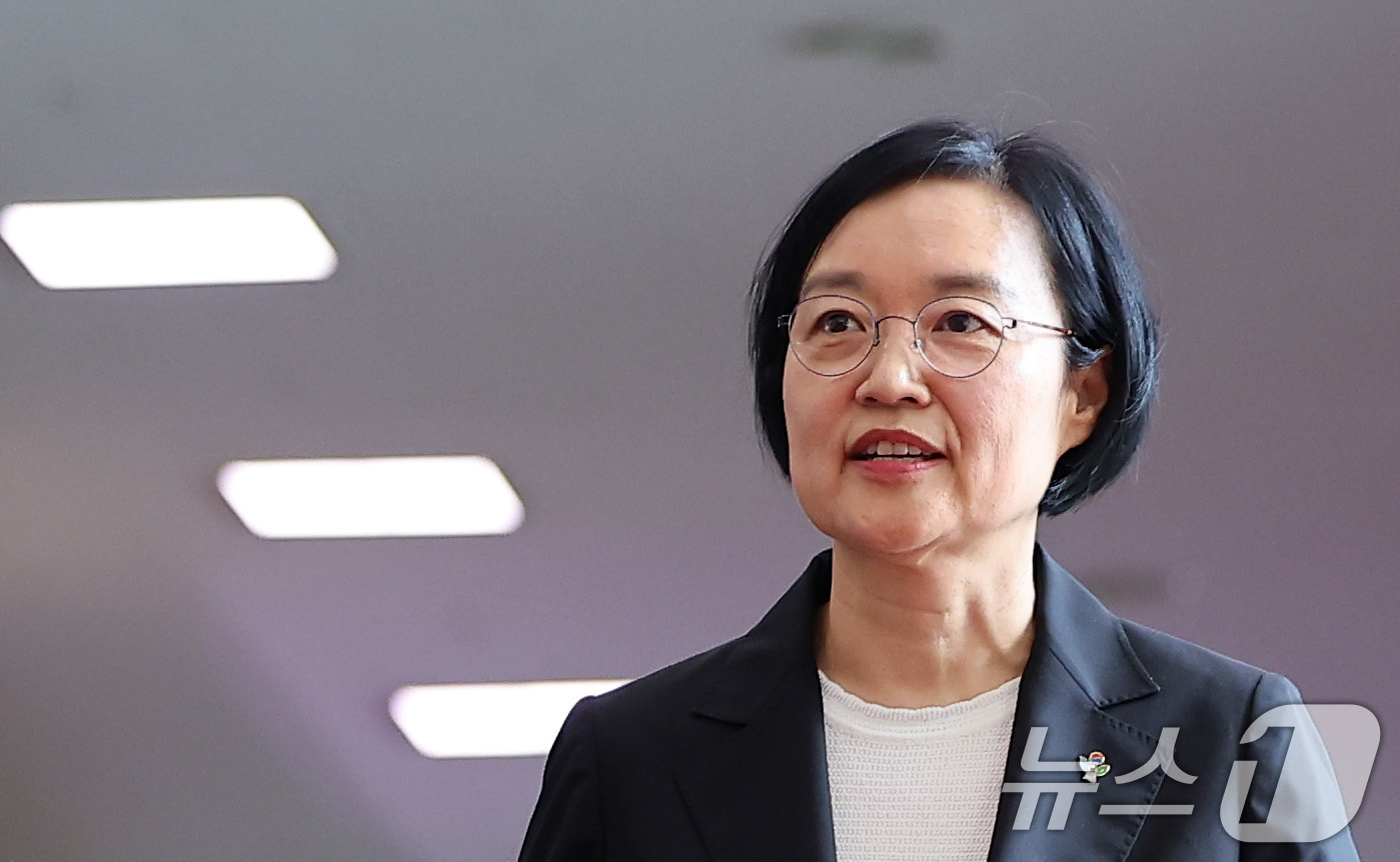 (서울=뉴스1) 김성진 기자 = 한성숙 신임 국무총리가 1일 서울 종로구 정부서울청사에 첫 등청해 도어스테핑을 마친 후 집무실로 향하고 있다. 2026.7.1/뉴스1