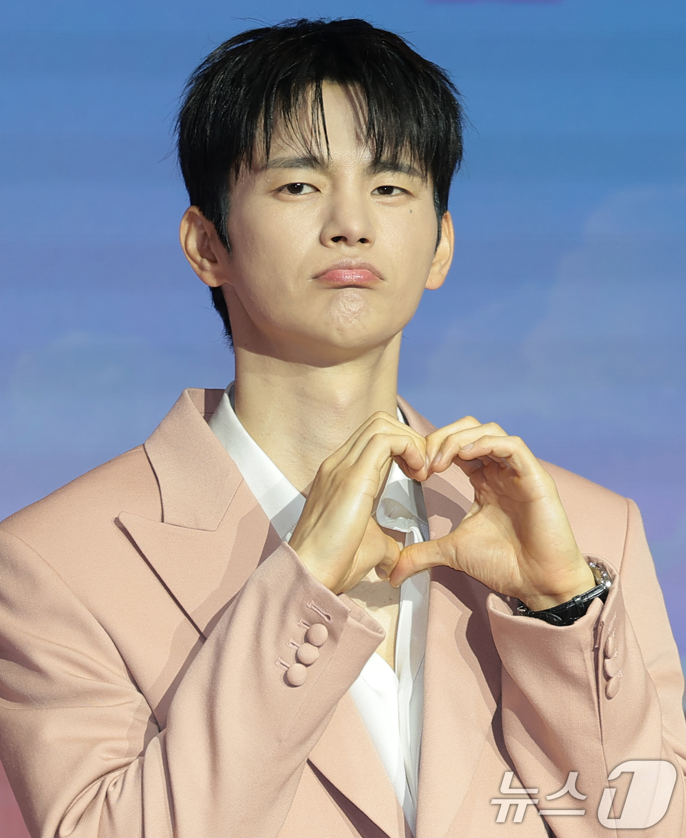 (서울=뉴스1) 권현진 기자 = 배우 서인국이 1일 서울 마포구 호텔 나루 서울 엠갤러리에서 열린 넷플릭스 예능 ‘모태솔로지만 연애는 하고 싶어’ 시즌2 제작발표회에서 포즈를 취하 …