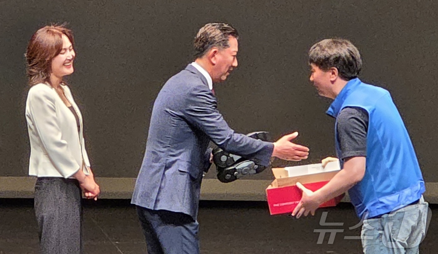 (구미=뉴스1) 정우용 기자 = 김장호 구미시장이 1일 경북 구미시청에서 열린 열린 김장호 구미시장 취임식에서 공무원노조에게 운동화를 선물받고 있다.2026.7.1/뉴스1