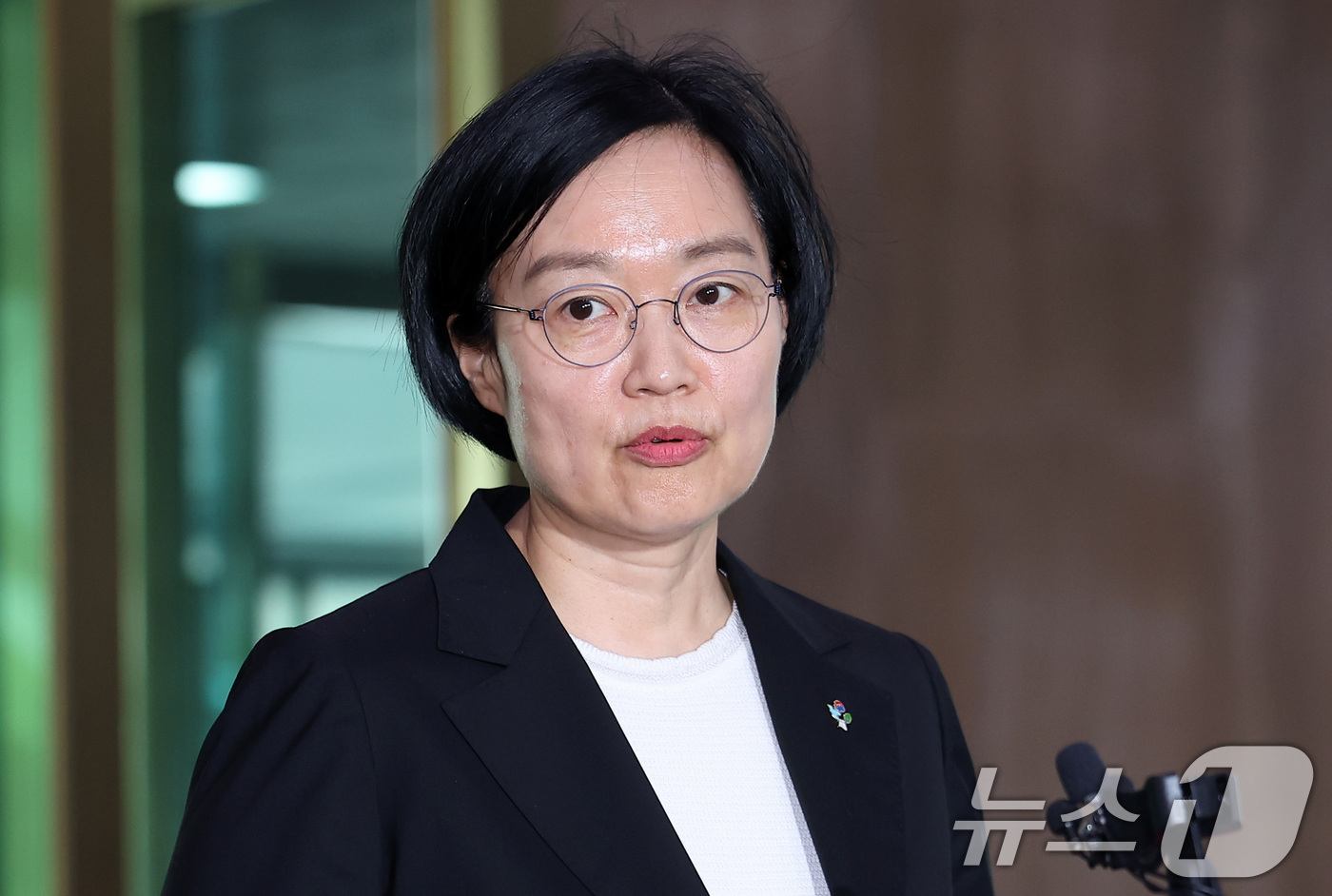 (서울=뉴스1) 김성진 기자 = 한성숙 신임 국무총리가 1일 서울 종로구 정부서울청사에 첫 등청하며 도어스테핑을 하고 있다. 2026.7.1/뉴스1