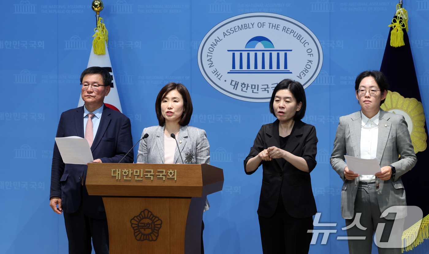 (서울=뉴스1) 황기선 기자 = 국회 기후위기 특별위원회 소속 국민의힘 의원들이 1일 오전 서울 여의도 국회 소통관에서 '탄소중립기본법상 합리적 온실가스 감축경로' 관련 경제6단체 …