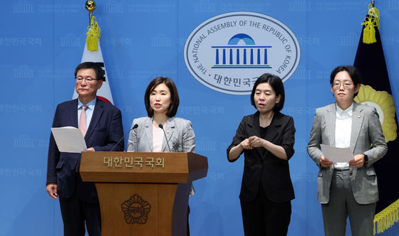 경제 6단체의 '합리적 탄소감축경로' 건의 내용 발표하는 국민의힘