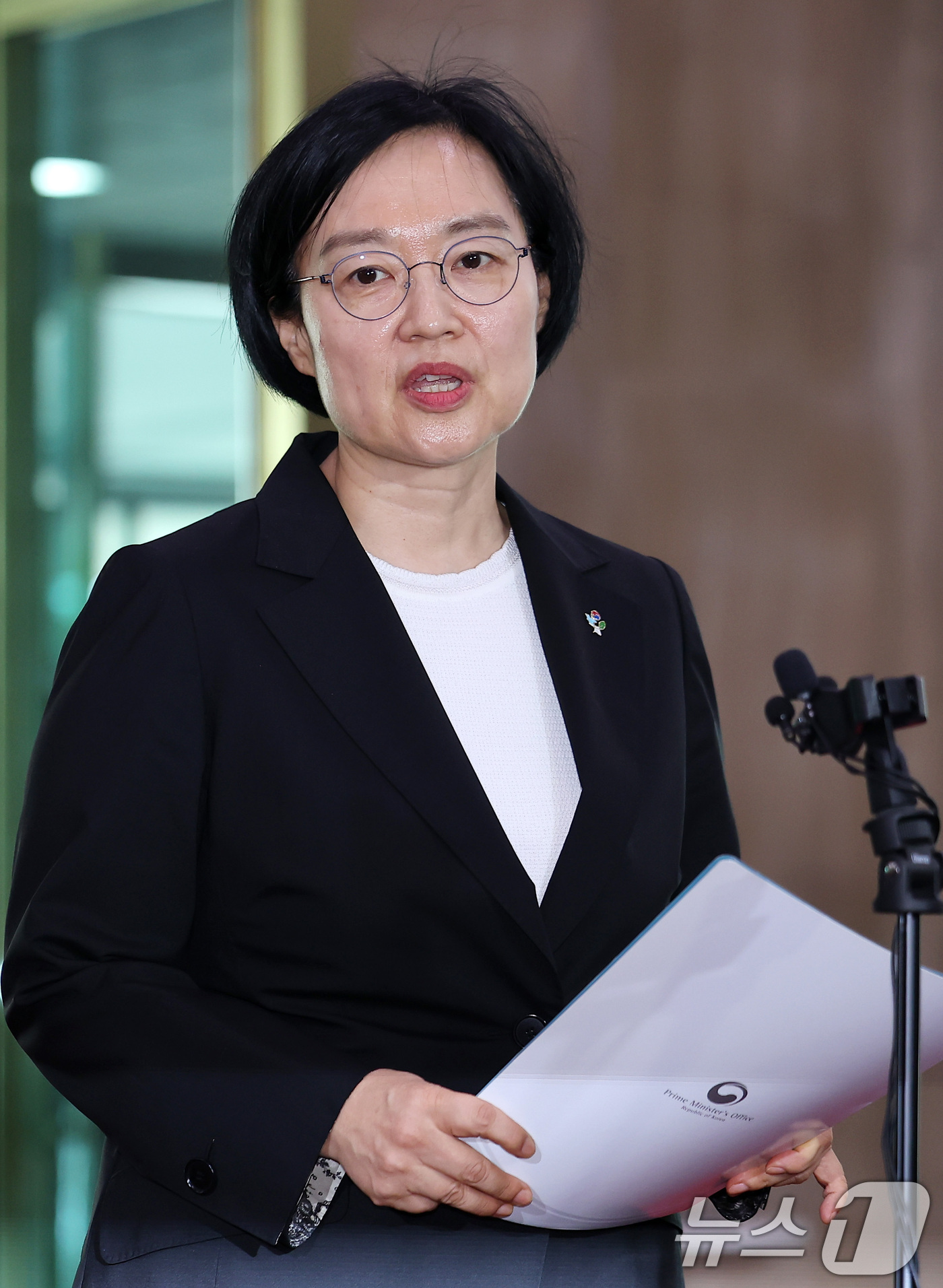 (서울=뉴스1) 김성진 기자 = 한성숙 신임 국무총리가 1일 서울 종로구 정부서울청사에 첫 등청하며 도어스테핑을 하고 있다. 2026.7.1/뉴스1