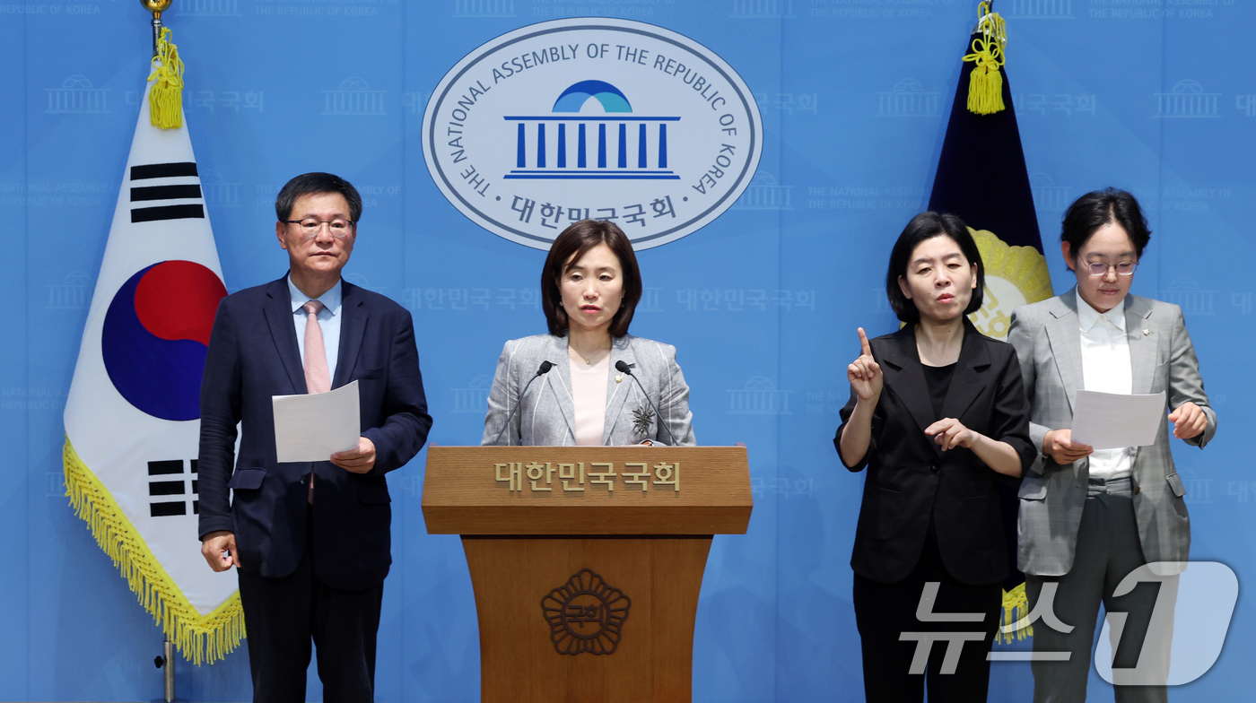 (서울=뉴스1) 황기선 기자 = 국회 기후위기 특별위원회 소속 국민의힘 의원들이 1일 오전 서울 여의도 국회 소통관에서 '탄소중립기본법상 합리적 온실가스 감축경로' 관련 경제6단체 …