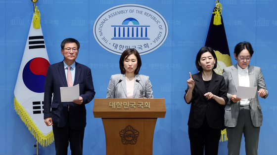 경제 6단체의 '합리적 탄소감축경로' 건의 내용 발표하는 국민의힘