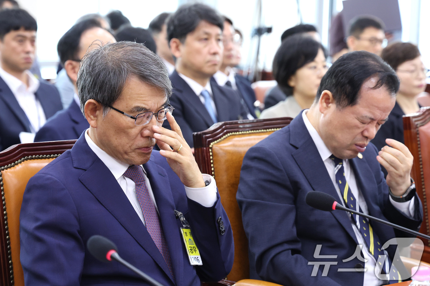 (서울=뉴스1) 신웅수 기자 = 노태악 전 중앙선거관리위원장과 위철환 중앙선관위원장 직무대행이 이 1일 서울 여의도 국회에서 열린 제9회전국동시지방선거투표용지부족 사태 등 국민참정 …