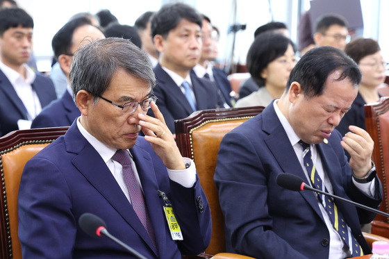 생각 잠긴 노태악·위철환