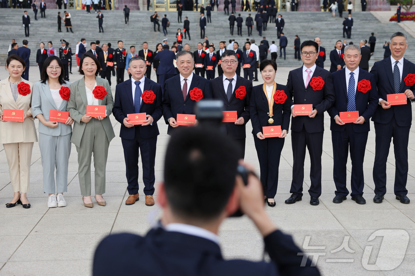 (베이징 로이터=뉴스1) 한수민 수습기자 = 1일 중국 베이징에서 열린 중국 공산당 창당 105주년 기념식에 초대받은 사람들이 베이징 인민대회당 앞에서 기념 사진을 찍고 있다. 2 …
