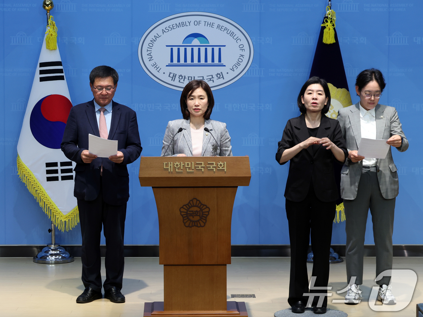 (서울=뉴스1) 황기선 기자 = 국회 기후위기 특별위원회 소속 국민의힘 의원들이 1일 오전 서울 여의도 국회 소통관에서 '탄소중립기본법상 합리적 온실가스 감축경로' 관련 경제6단체 …