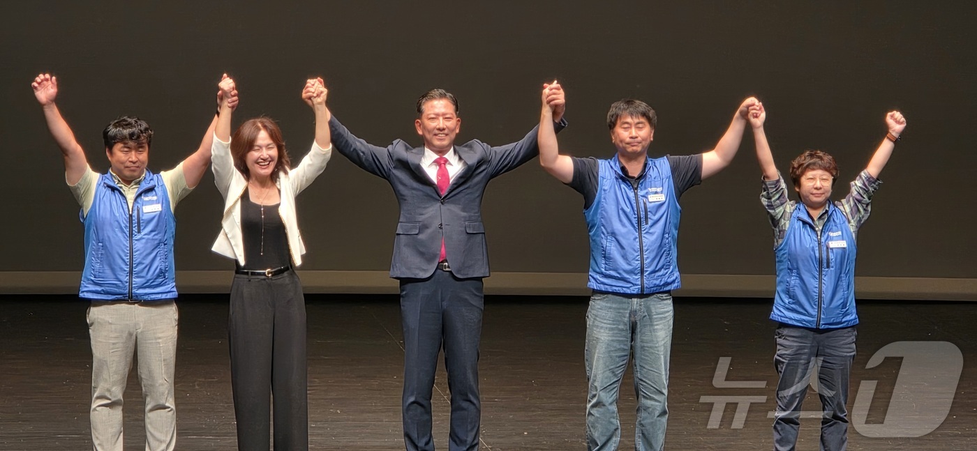 (구미=뉴스1) 정우용 기자 = 김장호 구미시장이 1일 경북 구미시청에서 열린 취임식에서 노조집행부 간부들과 만세를 외치고 있다.  2026.7.1/뉴스1