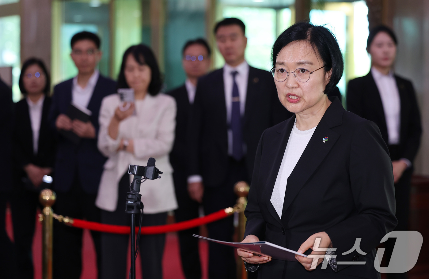(서울=뉴스1) 김성진 기자 = 한성숙 신임 국무총리가 1일 서울 종로구 정부서울청사에 첫 등청하며 도어스테핑을 하고 있다. 2026.7.1/뉴스1