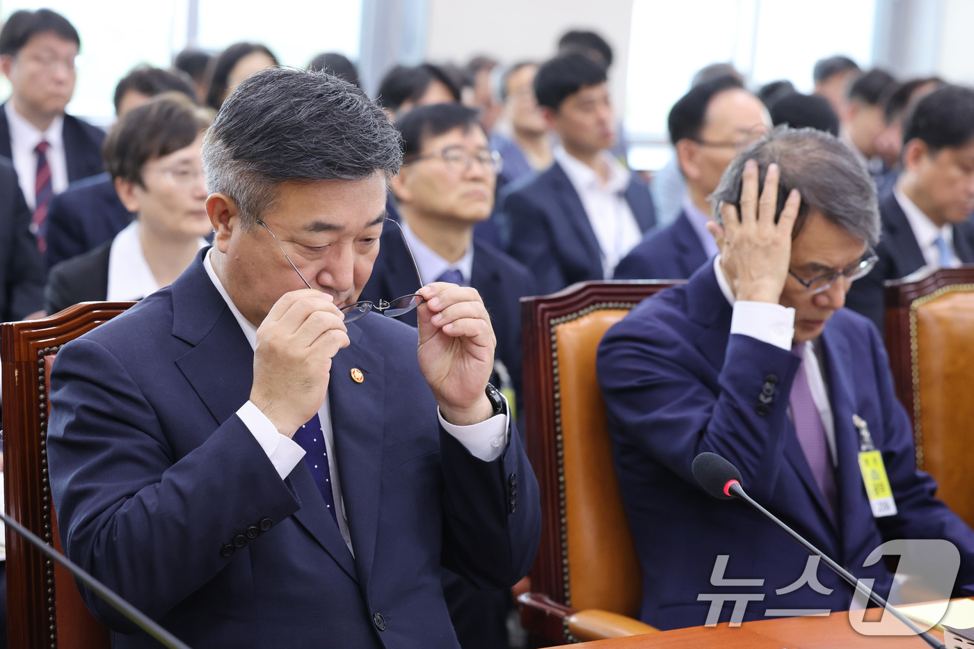 (서울=뉴스1) 신웅수 기자 = 윤호중 행정안전부 장관과 노태악 전 중앙선거관리위원장이 1일 서울 여의도 국회에서 열린 제9회전국동시지방선거투표용지부족 사태 등 국민참정권침해진상규 …