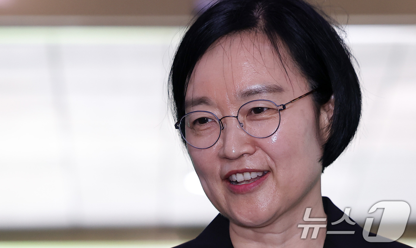 (서울=뉴스1) 김성진 기자 = 한성숙 신임 국무총리가 1일 서울 종로구 정부서울청사에 첫 등청하며 도어스테핑을 하고 있다. 2026.7.1/뉴스1