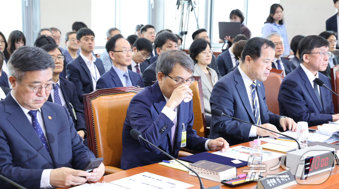 (서울=뉴스1) 신웅수 기자 = 노태악 전 중앙선거관리위원장이 1일 서울 여의도 국회에서 열린 제9회전국동시지방선거투표용지부족 사태 등 국민참정권침해진상규명 및 선거관리개혁을 위한 …