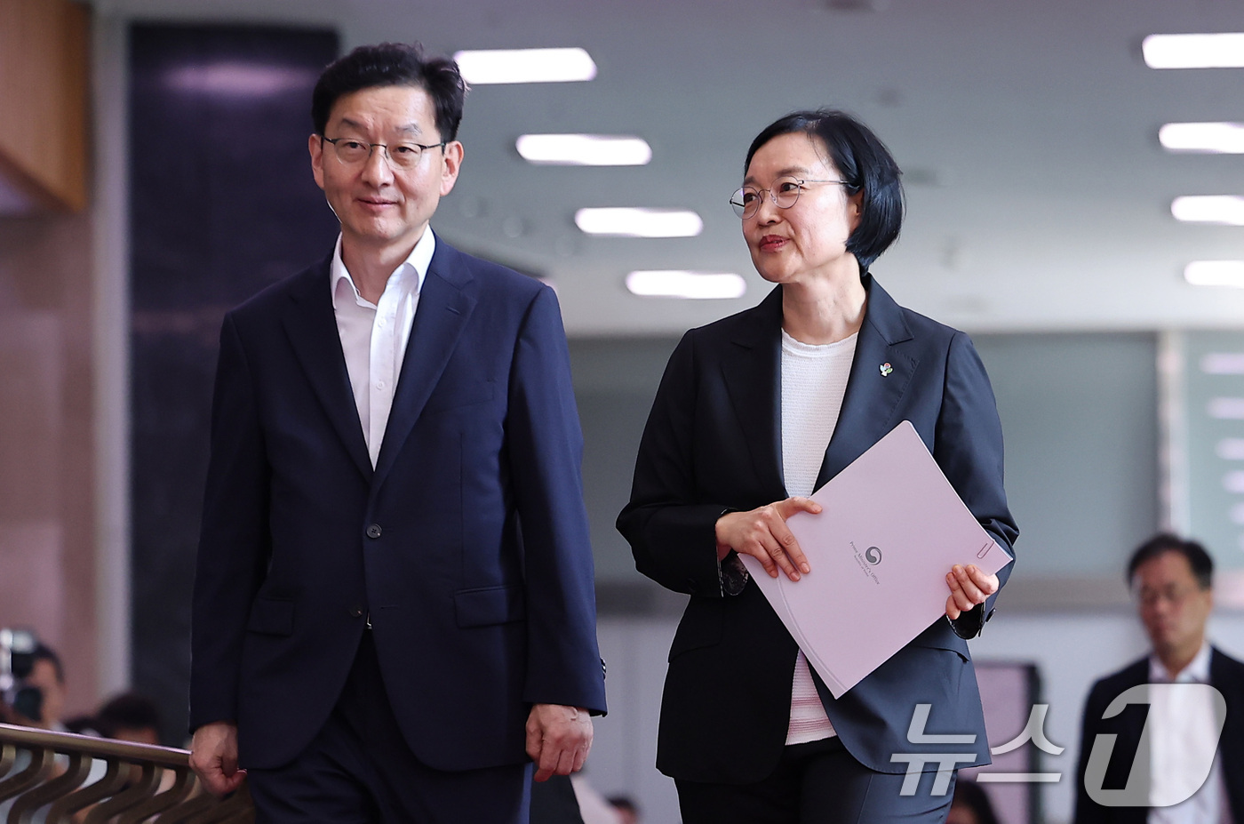 (서울=뉴스1) 김성진 기자 = 한성숙 신임 국무총리가 1일 서울 종로구 정부서울청사에 첫 등청해 도어스테핑을 마친 후 집무실로 향하며 윤창렬 국무조정실장과 대화하고 있다. 202 …