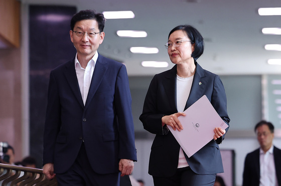 국무조정실장과 대화하는 한성숙 신임 국무총리