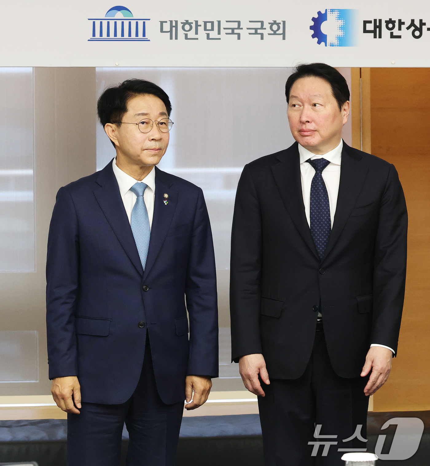 (서울=뉴스1) 오대일 기자 = 조정식 국회의장과 최태원 대한상의 회장이 1일 오전 서울 중구 대한상공회의소 회관에서 열린 경제대도약 간담회에서 기념촬영을 하고 있다.국회와 경제계 …