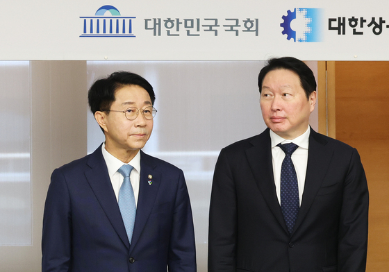 기념촬영하는 조정식 국회의장과 최태원 대한상의 회장