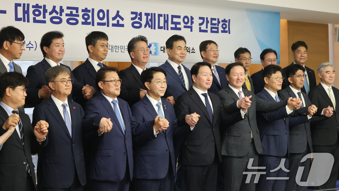 (서울=뉴스1) 오대일 기자 = 조정식 국회의장(앞줄 왼쪽 세번째)과 최태원 대한상의 회장(네번째)이 1일 오전 서울 중구 대한상공회의소 회관에서 열린 경제대도약 간담회에서 참석자 …