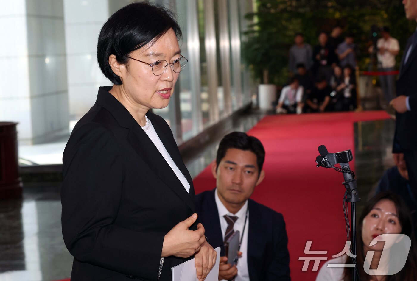 본문 이미지 - 한성숙 신임 국무총리가 1일 서울 종로구 정부서울청사에 첫 등청하며 도어스테핑을 하고 있다. 2026.7.1 ⓒ 뉴스1 김명섭 기자