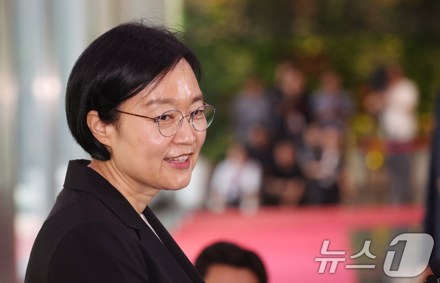본문 이미지 - 한성숙 신임 국무총리가 1일 서울 종로구 정부서울청사에 첫 등청하며 도어스테핑을 하고 있다. 2026.7.1 ⓒ 뉴스1 김명섭 기자