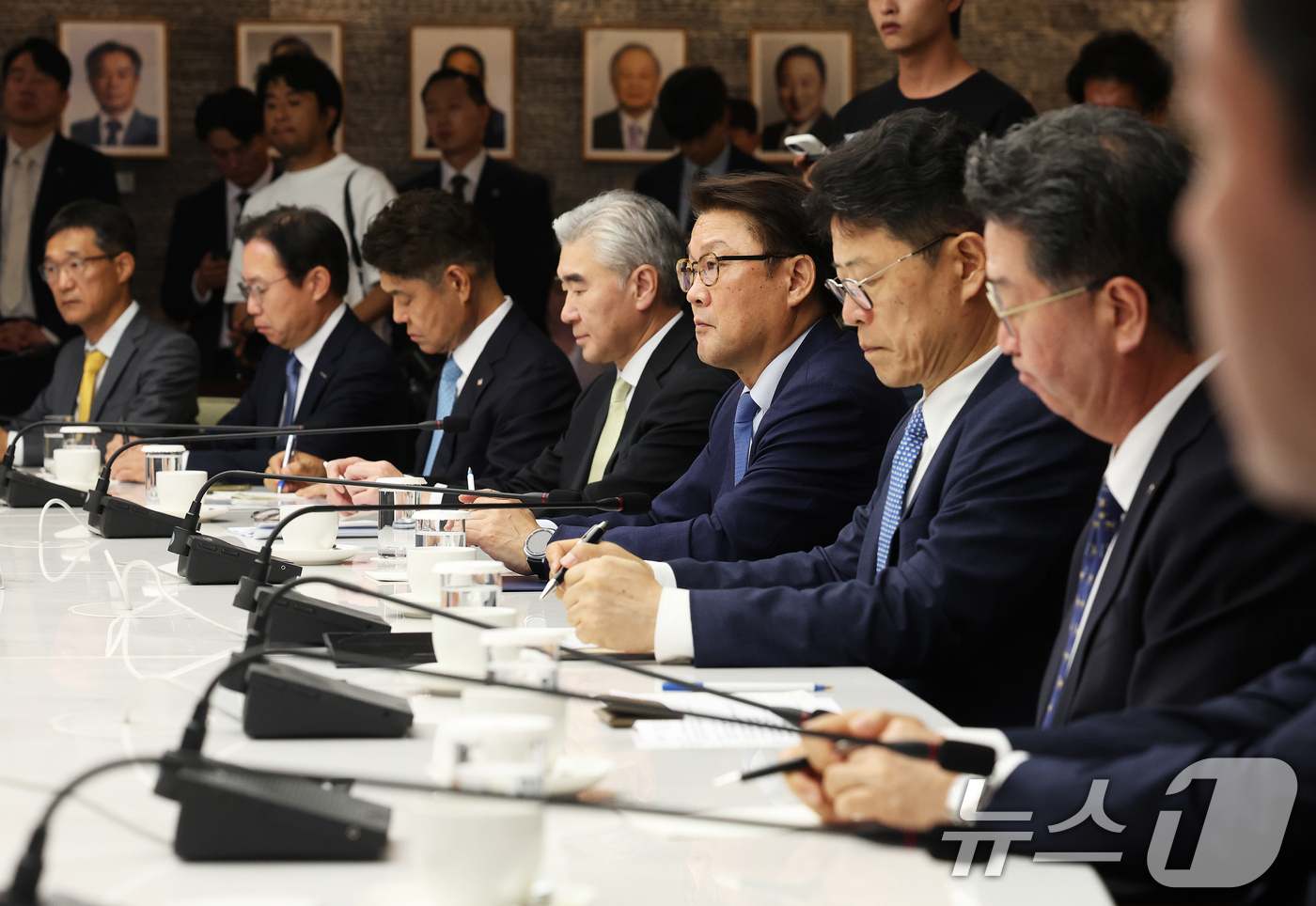 (서울=뉴스1) 오대일 기자 = 1일 오전 서울 중구 대한상공회의소 회관에서 열린 국회의장-대한상의 경제대도약 간담회에서 주요 기업 CEO들이 조정식 국회의장의 발언을 경청하고 있 …