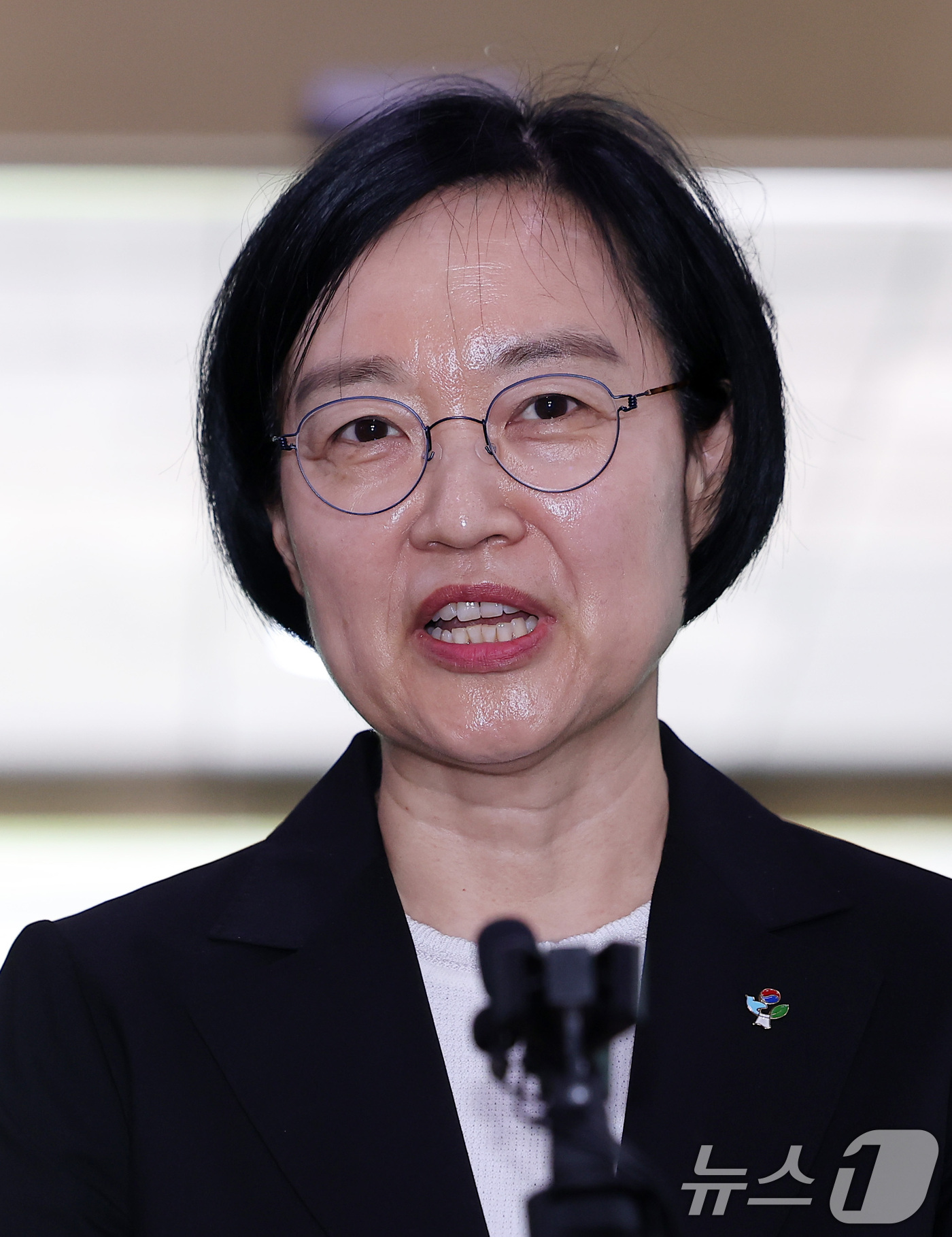 (서울=뉴스1) 김성진 기자 = 한성숙 신임 국무총리가 1일 서울 종로구 정부서울청사에 첫 등청하며 도어스테핑을 하고 있다. 2026.7.1/뉴스1