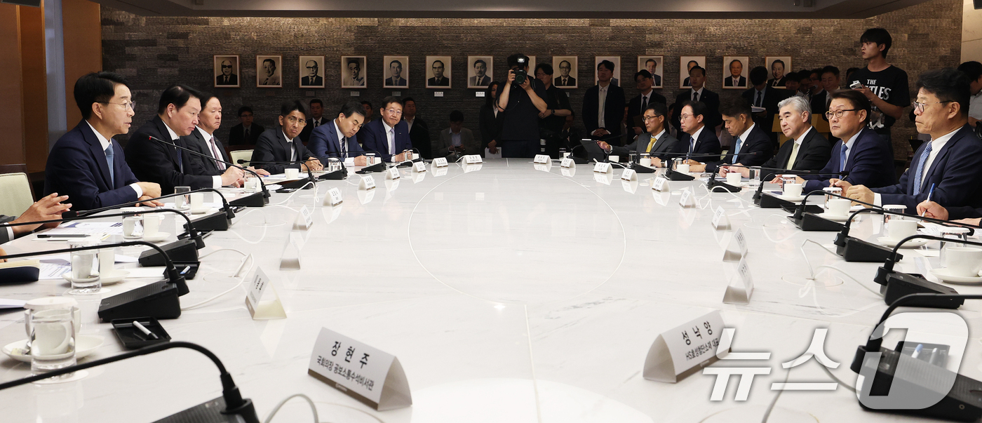 (서울=뉴스1) 오대일 기자 = 조정식 국회의장이 1일 오전 서울 중구 대한상공회의소 회관에서 열린 경제대도약 간담회에서 모두발언을 하고 있다.국회와 경제계는 이 자리에서 인공지능 …