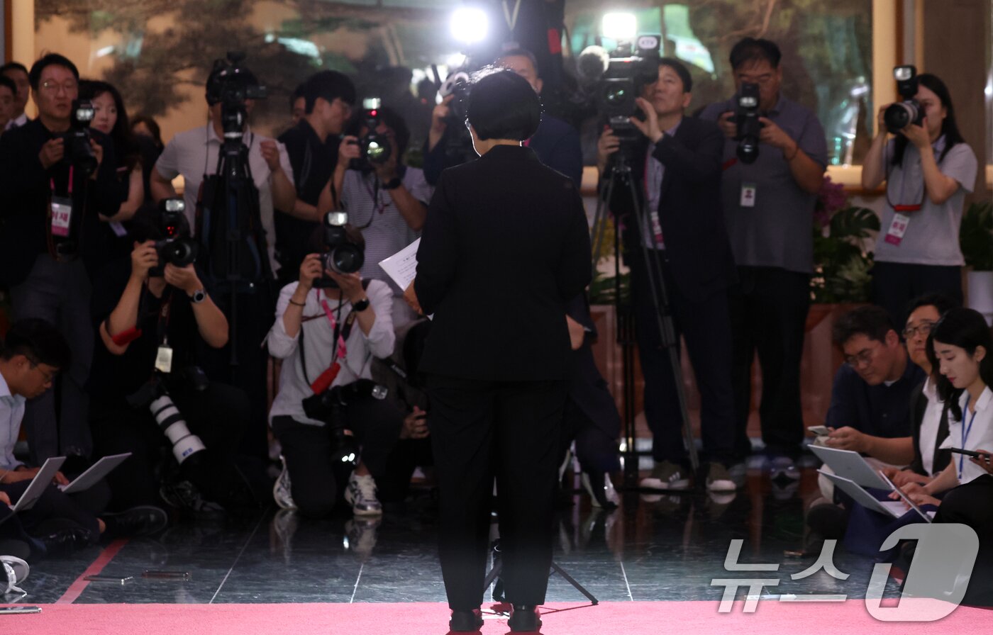 본문 이미지 - 한성숙 신임 국무총리가 1일 서울 종로구 정부서울청사에 첫 등청하며 도어스테핑을 하고 있다. ⓒ 뉴스1 김명섭 기자