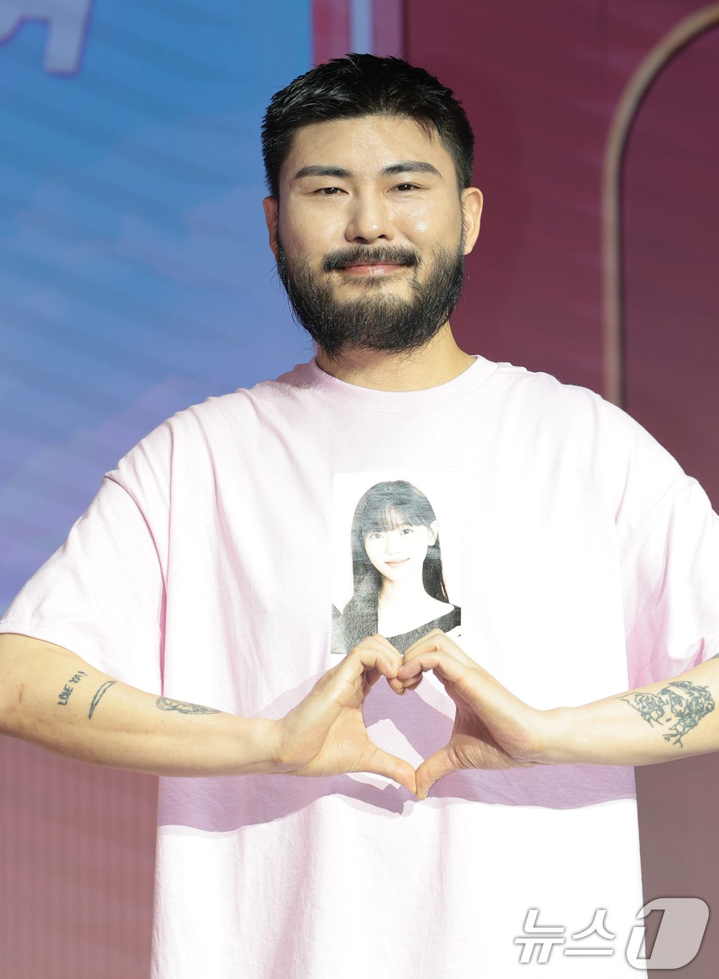 (서울=뉴스1) 권현진 기자 = 가수 카더카든이 1일 서울 마포구 호텔 나루 서울 엠갤러리에서 열린 넷플릭스 예능 ‘모태솔로지만 연애는 하고 싶어’ 시즌2 제작발표회에서 포즈를 취 …