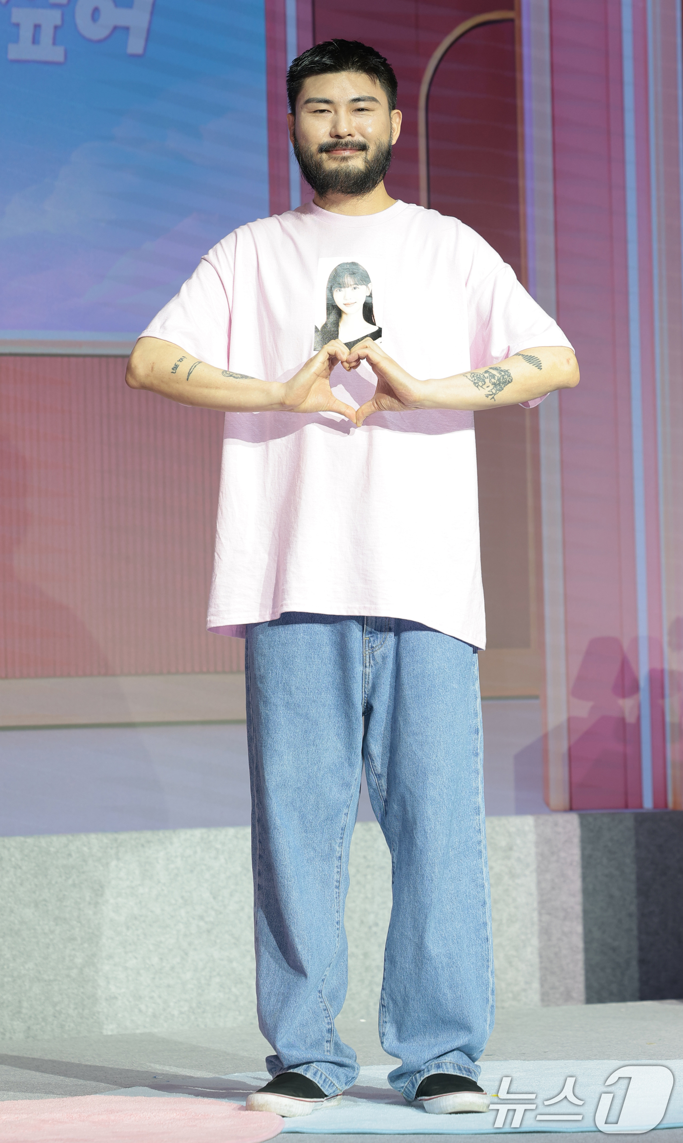 (서울=뉴스1) 권현진 기자 = 가수 카더카든이 1일 서울 마포구 호텔 나루 서울 엠갤러리에서 열린 넷플릭스 예능 ‘모태솔로지만 연애는 하고 싶어’ 시즌2 제작발표회에서 포즈를 취 …