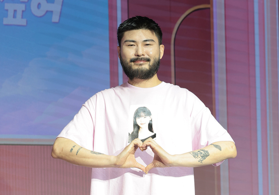 '강한나 티셔츠' 입은 카더카든