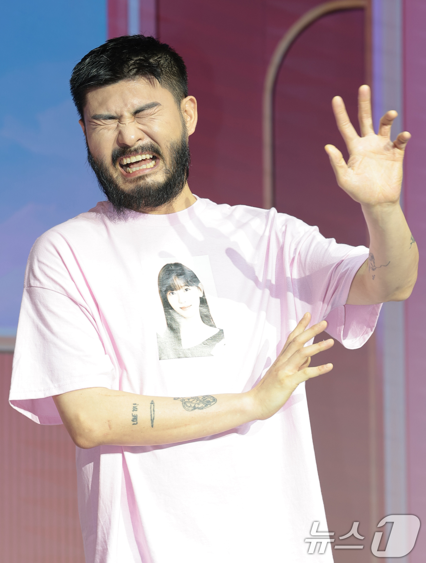 (서울=뉴스1) 권현진 기자 = 가수 카더카든이 1일 서울 마포구 호텔 나루 서울 엠갤러리에서 열린 넷플릭스 예능 ‘모태솔로지만 연애는 하고 싶어’ 시즌2 제작발표회에서 포즈를 취 …