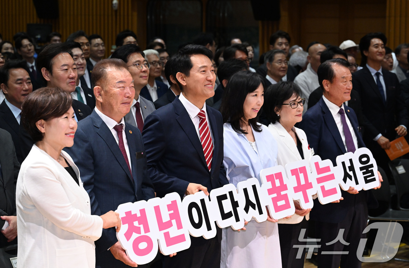 (서울=뉴스1) 안은나 기자 = 민선 9기 서울시정을 이끌게 된 오세훈 시장이 1일 시청에서 열린 제40대 서울특별시장 취임식에서 참석자들과 함께 기념 촬영을 하고 있다. (공동취 …