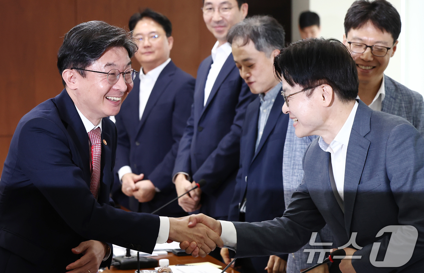(서울=뉴스1) 김민지 기자 = 김정관 산업통상부 장관(오른쪽)과 이억원 금융위원장이 1일 오전 서울 영등포구 한국산업은행 본점에서 열린 '국민선장펀드-M.AX 프론티어 프로젝트 …