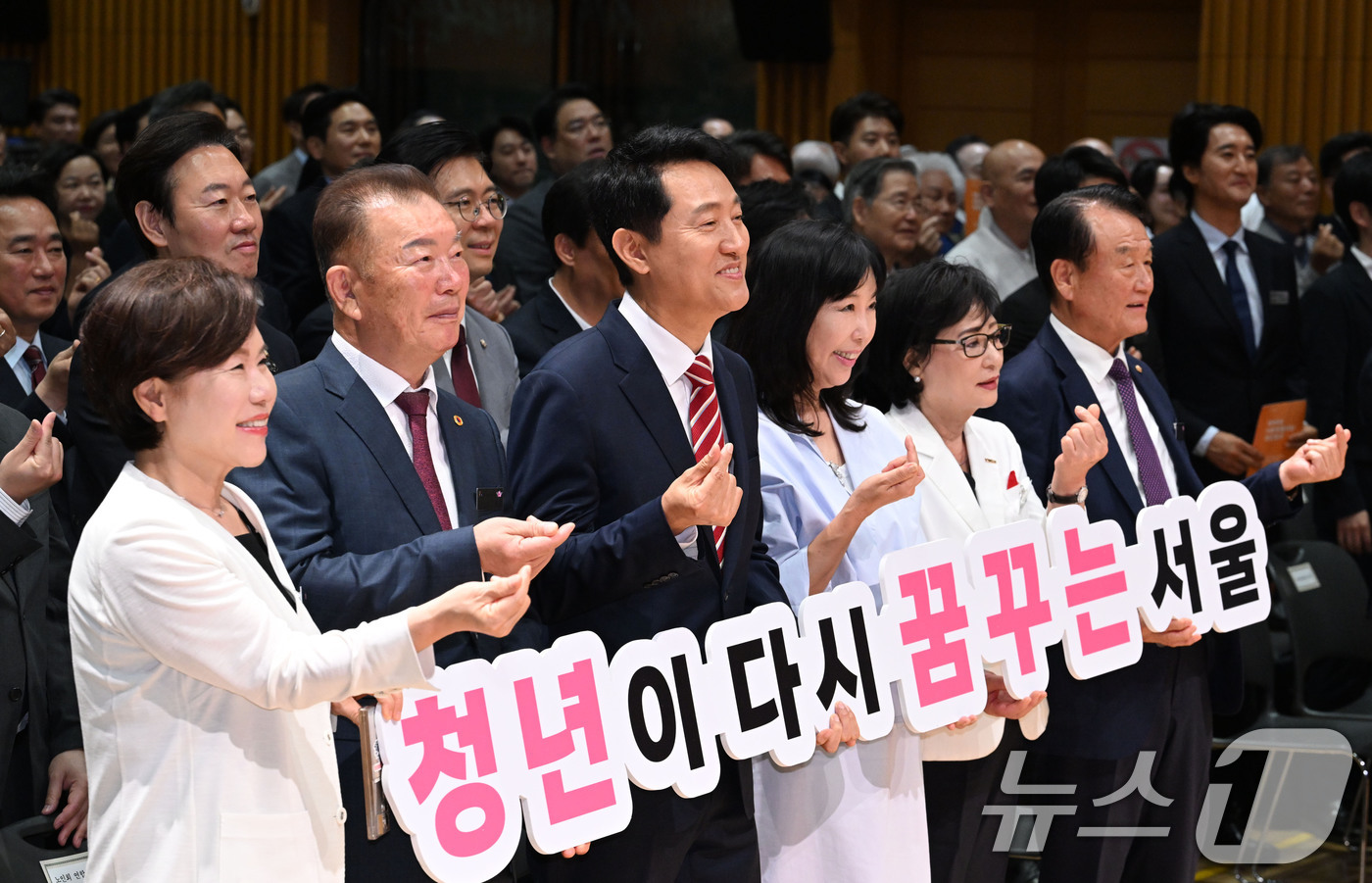 (서울=뉴스1) 안은나 기자 = 민선 9기 서울시정을 이끌게 된 오세훈 시장이 1일 시청에서 열린 제40대 서울특별시장 취임식에서 참석자들과 함께 기념 촬영을 하고 있다. (공동취 …