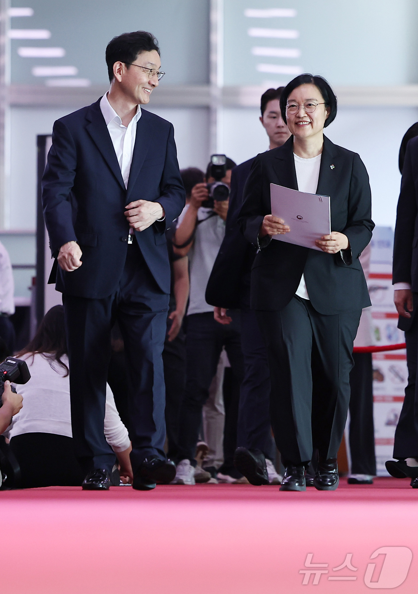 (서울=뉴스1) 김성진 기자 = 한성숙 신임 국무총리가 1일 서울 종로구 정부서울청사에 첫 등청해 도어스테핑을 마친 후 집무실로 향하며 윤창렬 국무조정실장과 대화하고 있다. 202 …
