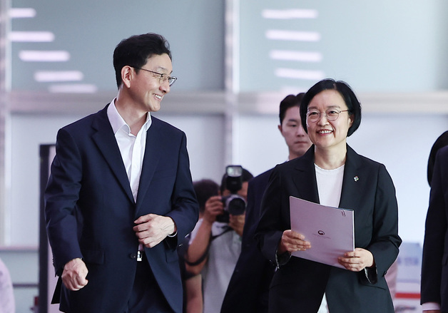 집무실 향하는 한성숙 신임 총리