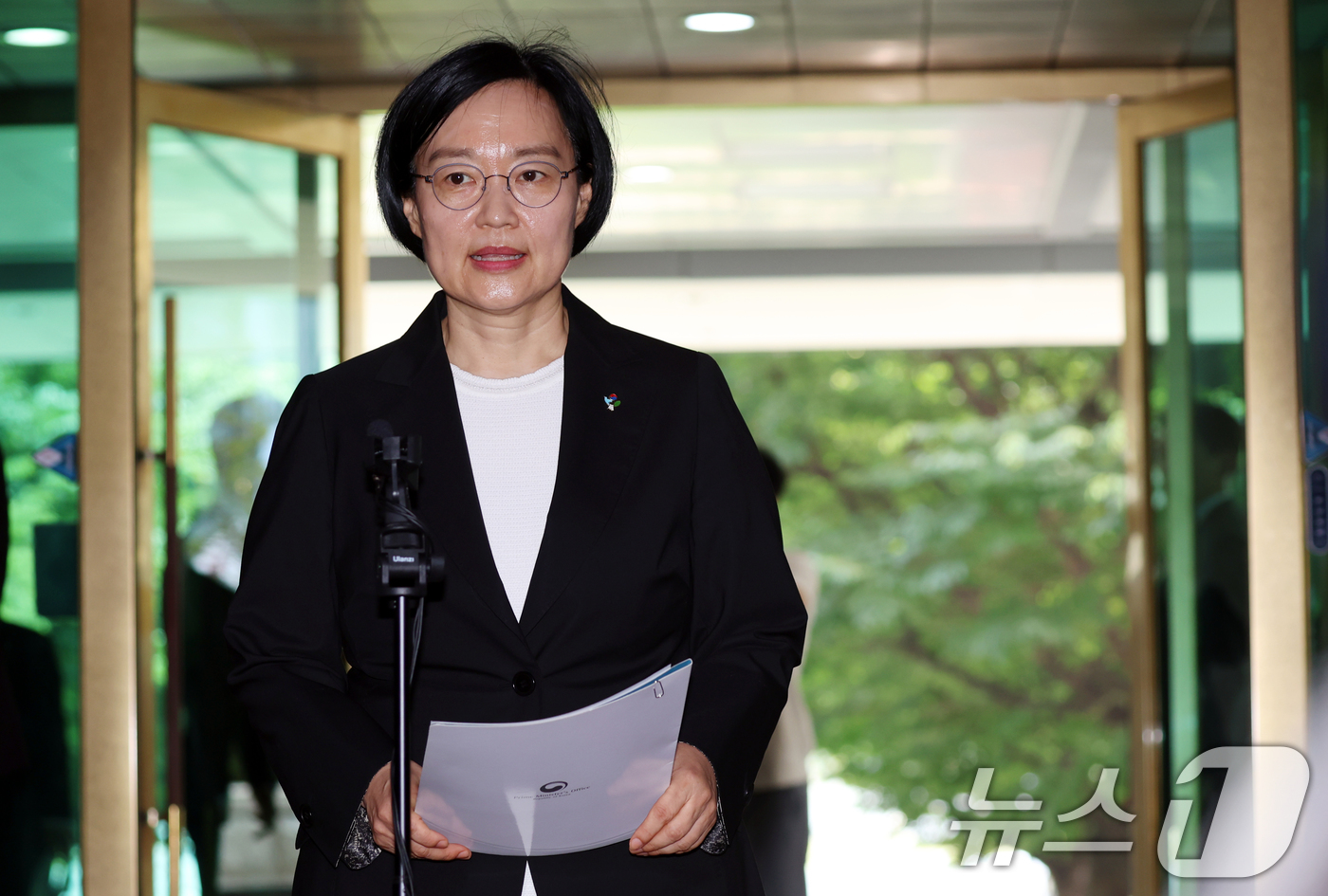 (서울=뉴스1) 김명섭 기자 = 한성숙 신임 국무총리가 1일 서울 종로구 정부서울청사에 첫 등청하며 도어스테핑을 하고 있다. 2026.7.1/뉴스1
