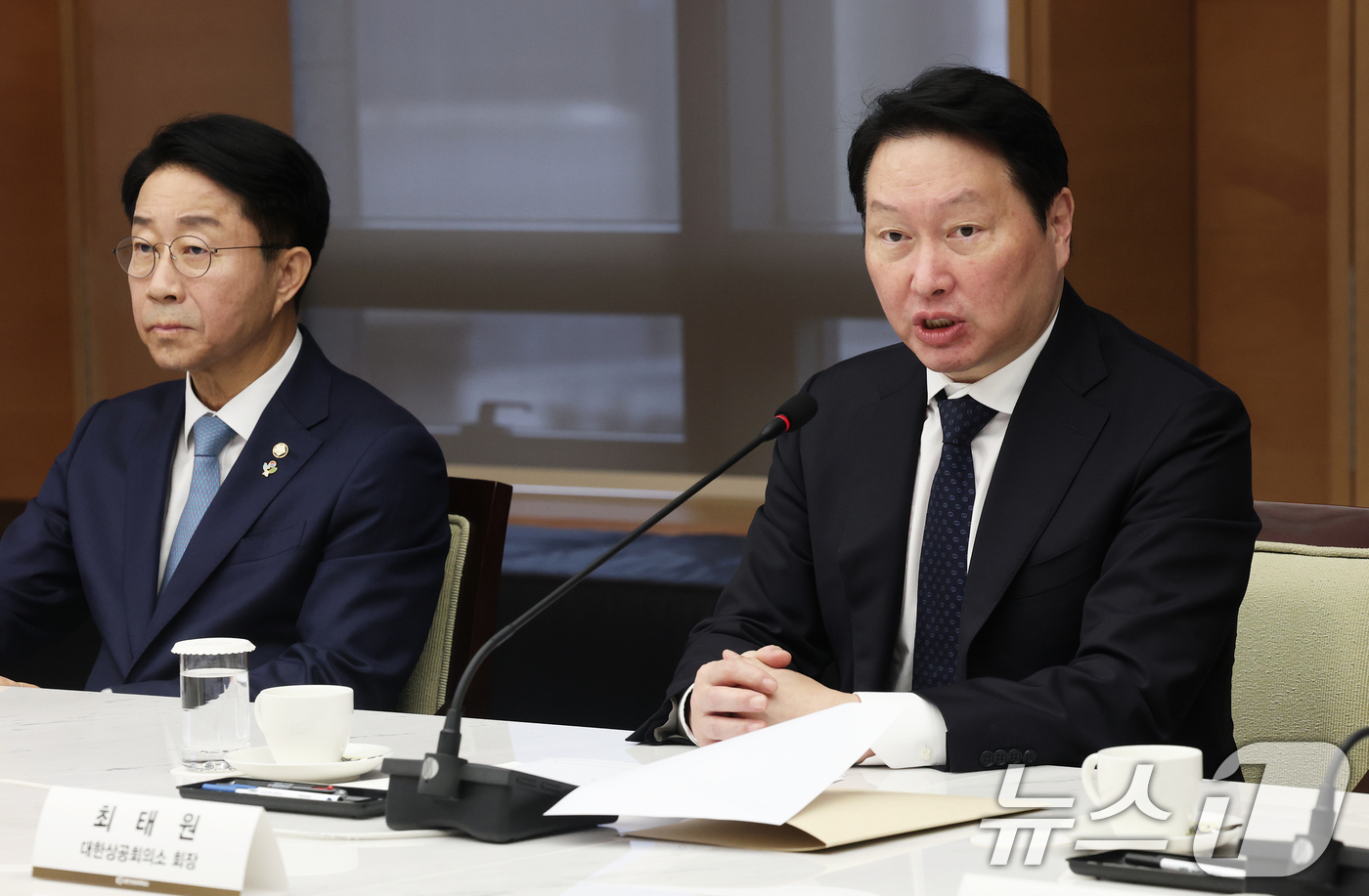 (서울=뉴스1) 오대일 기자 = 최태원 대한상의 회장이 1일 오전 서울 중구 대한상공회의소 회관에서 열린 경제대도약 간담회에서 모두발언을 하고 있다.국회와 경제계는 이 자리에서 인 …