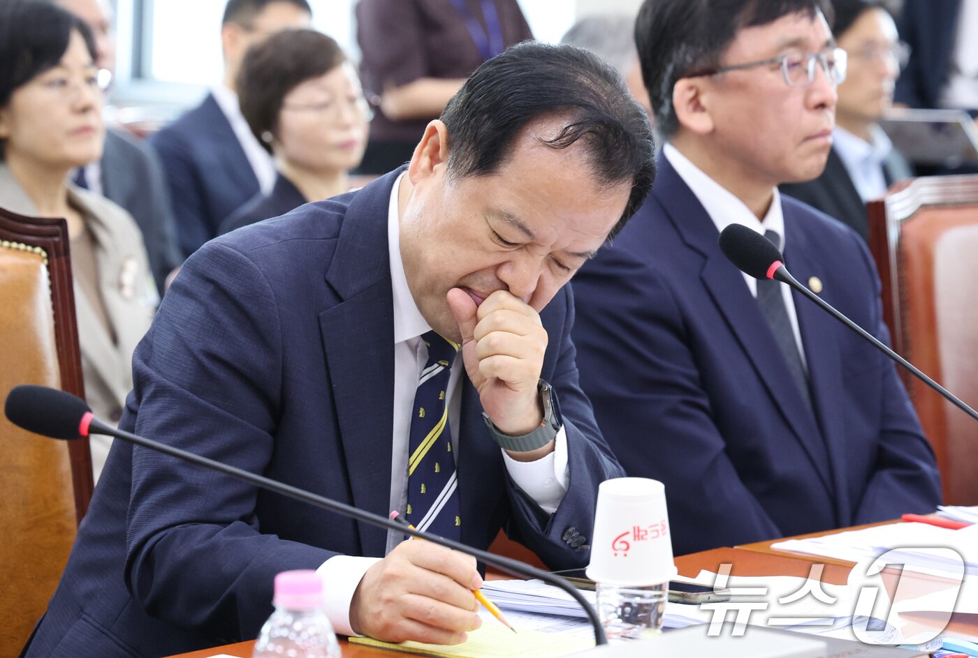 본문 이미지 - 위철환 중앙선관위원장 직무대행이 1일 서울 여의도 국회에서 열린 제9회전국동시지방선거투표용지부족 사태 등 국민참정권침해진상규명 및 선거관리개혁을 위한 국정조사 특별위원회에서 생각에 잠겨 있다. ⓒ 뉴스1 신웅수 기자