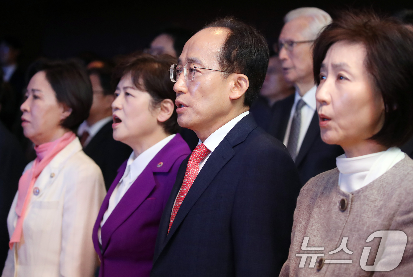 (대구=뉴스1) 공정식 기자 = 추경호 대구시장이 1일 오전 대구 달서구 대구문화예술회관 팔공홀에서 열린 제36대 대구광역시장 취임식에서 애국가를 부르고 있다. 2026.7.1/뉴 …