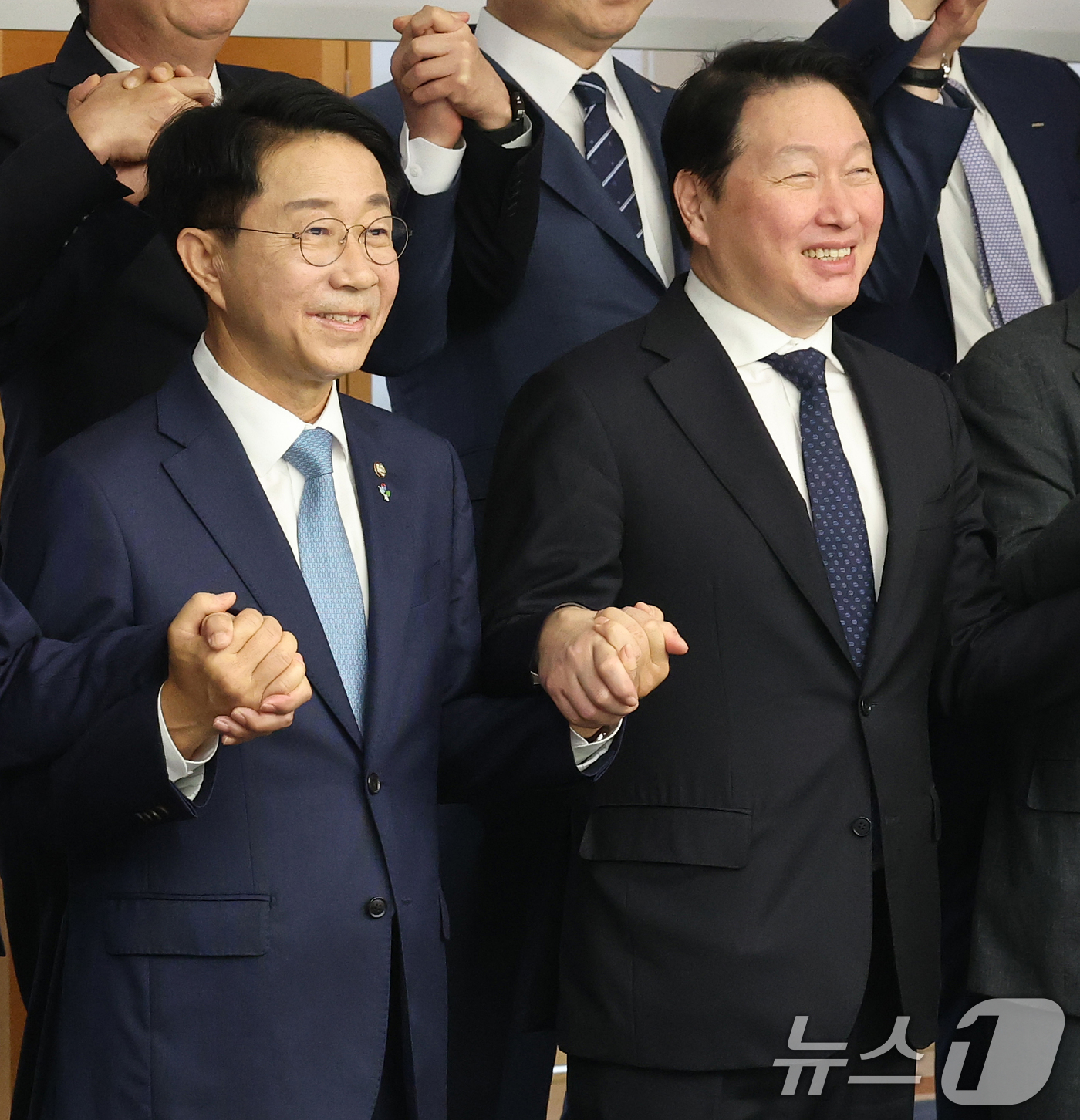 (서울=뉴스1) 오대일 기자 = 조정식 국회의장과 최태원 대한상의 회장이 1일 오전 서울 중구 대한상공회의소 회관에서 열린 경제대도약 간담회에서 참석자들과 기념촬영을 하고 있다.국 …