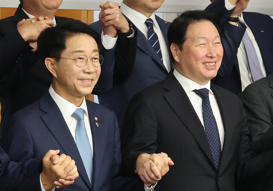 손 맞잡은 조정식 국회의장과 최태원 대한상의 회장